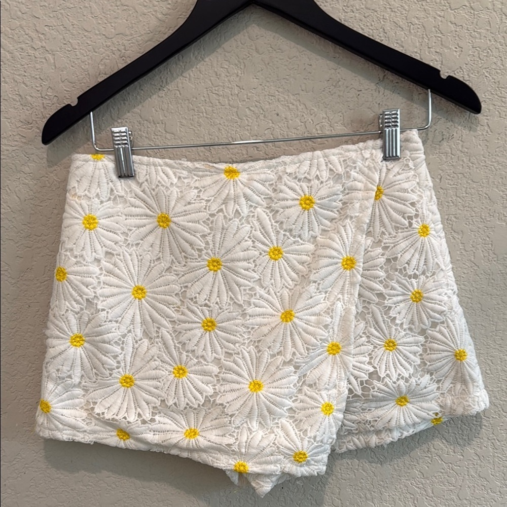 Floral Embroidered Women's Shorts medium forever 21 size M